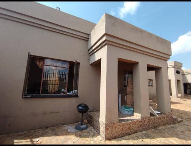 8 BEDROOM HOUSE FOR SALE IN LENASIA SOUTH
